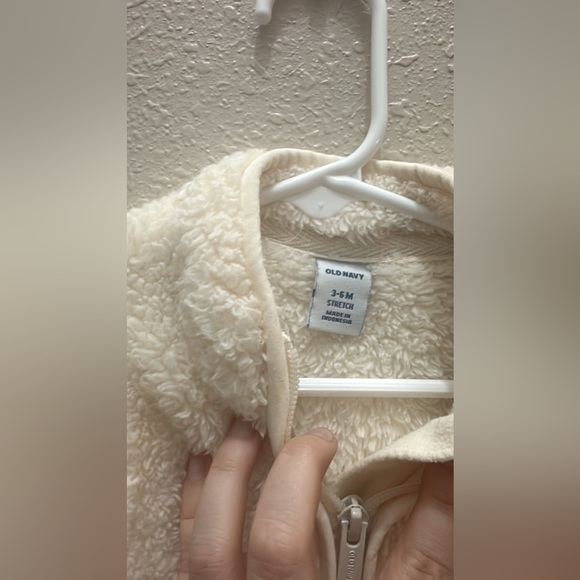 Old Navy Baby‎ Girl 3-6 Months White Ivory Plush Sleeveless Vest - Picture 2 of 3